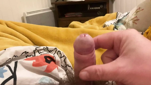 Дрочит маленький член двумя пальцами, стоны, маленький член по-французски и камшот