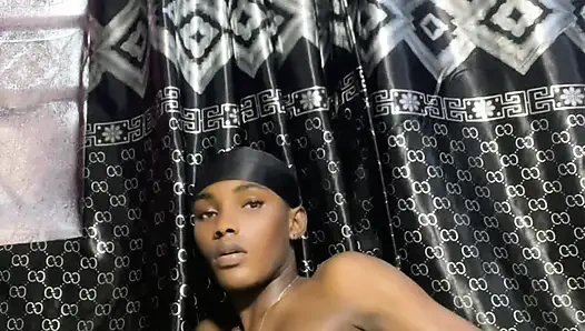 Seksi twink evde tek başına yaramazlık yapıyor 1