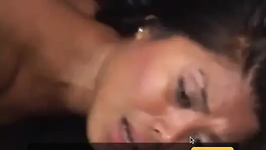 Ебарь с большой елдой отдыхает на диване, пока его хуй отсасывает, затем трахается