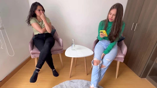 Üvey kız kardeşimle doğruluk mu cesaret mi oynuyorum ve sonunda onun amını emiyor