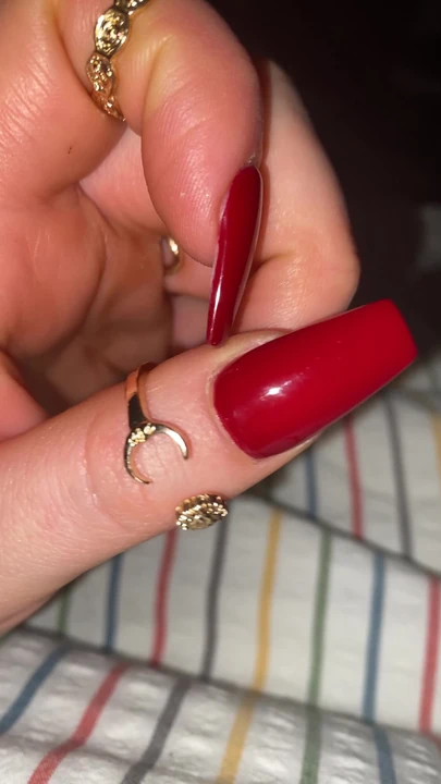 Я так влюблена в мои новые красные ногти