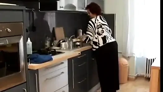 Bu olgun seksi sulu bebek biraz zevk verme yeteneğine sahip