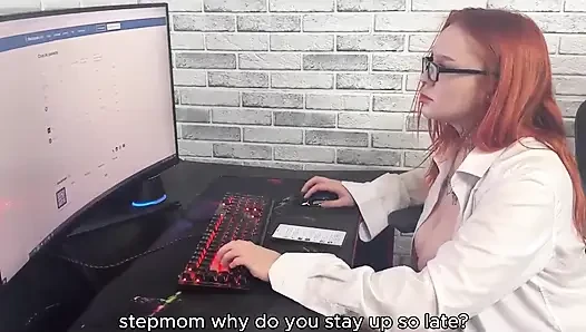 Üvey annem çalışırken beni uyandırdı ve bana ticaret yapmayı öğretti. Seksi çalışma atmosferi.:s1e26