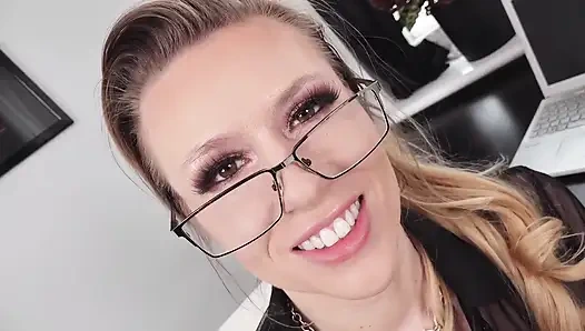 Azgın ofis sekreteri iş yerinde mastürbasyon yapıyor