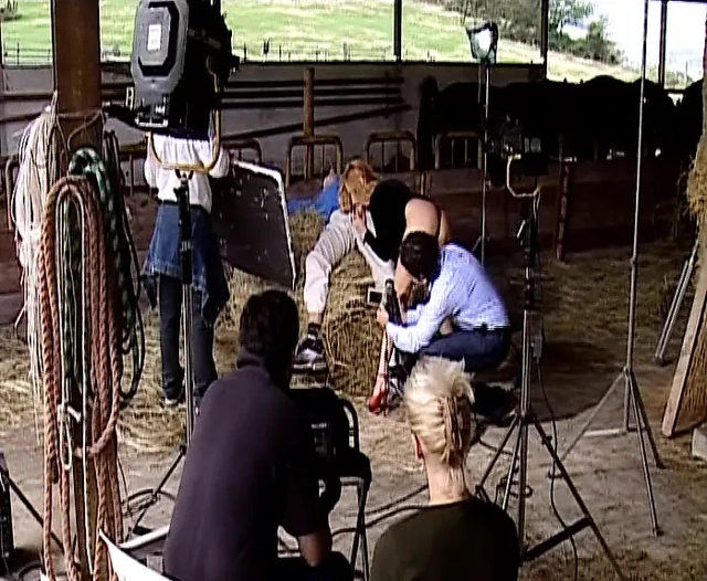 Alman orta yaşlı seksi kadın klasik retroda kalın yarakla sikiliyor