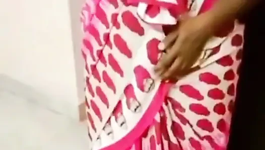 Aldatılan bir koca, seksi Desi karısının sari giymesini istedikten sonra güzelliğine hayran kalıyor.