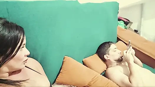 Yaramaz üvey anne, azgın üvey oğlunun yanında oturuyor