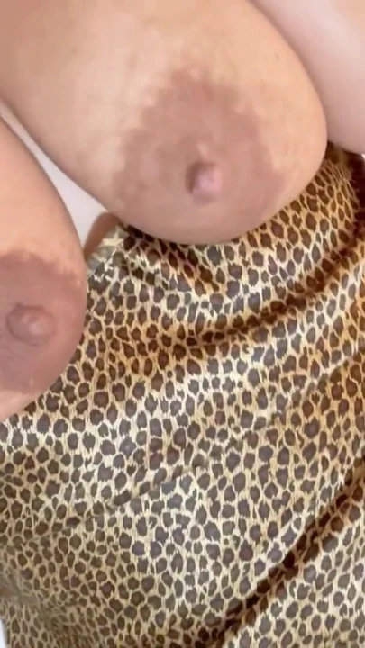 Обязательный для обмена момент из "Я такой возбужденный, играя с моей волосатой киской, подпрыгивание больших сисек, кто хочет трахнуть меня"