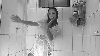 Büyük göğüsler büyük göt büyük gelecek banyoda dans ediyor