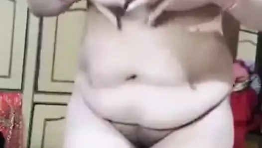 Desi eş gösterileri ona büyük göğüsler