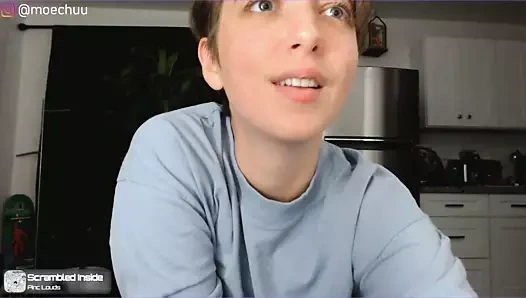 Güzel kız amını oynadıktan sonra gülümsemeden duramıyor