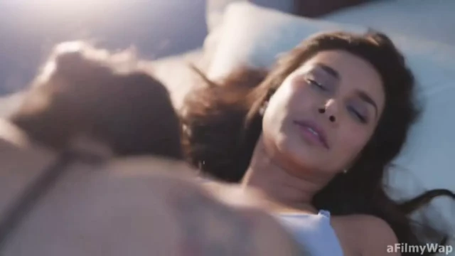 Bani j lisa ray'i öpüyor