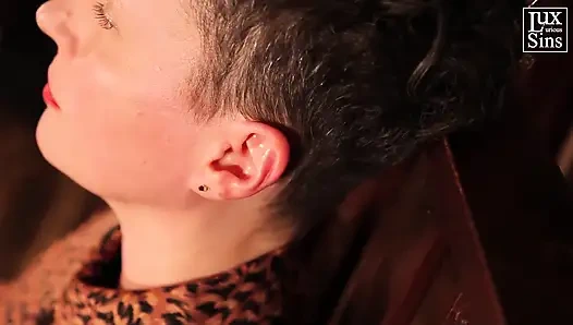 Attachée et excitée sur le fauteuil
