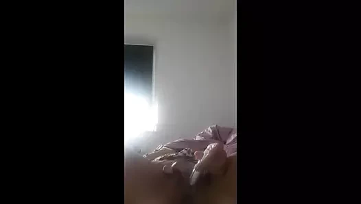 Azgın orta yaşlı seksi kadın ilk kez kamera önünde mastürbasyon yapıyor