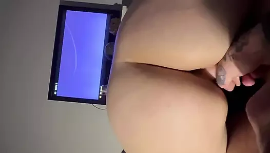 Büyük bir dildo ve o boşalana kadar kalın yarağımla sikişiyorum