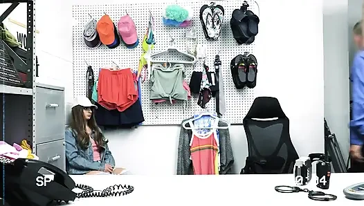 Shoplyfter - cesur hatun güvenlik görevlisinin tüm yanlış yaptıkları için düzeltme yapması için onu sikmesine izin veriyor