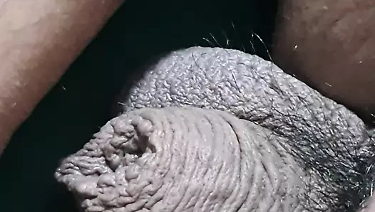 Büyük götlü sürtük hizmetçi odasını temizlerken üvey oğlu sikini çıkardı