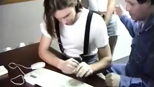 Üçlü grup sekse dönüşen bir bilgisayar sınıfı.