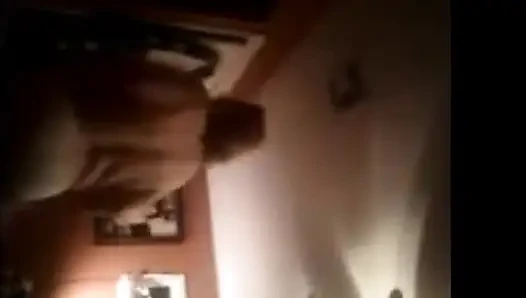 Hemşire Vicki yatakta kendisiyle oynuyor