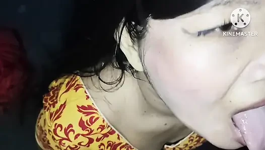 Üvey kız kardeşim ağzında bitireceğim en iyi oral seksi bana veriyor