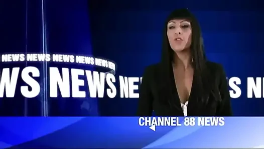 Güzel ve seksi esmer siyah bir yarak ve arkadaşı tarafından sokakta sikiliyor