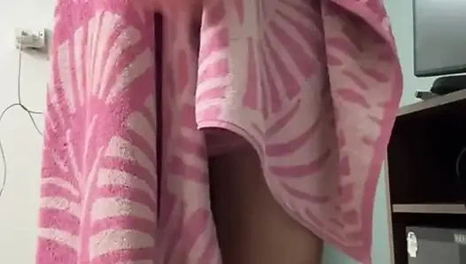 Hintli üvey anne tıraş oluyor ve kıllı amını ağdalıyor