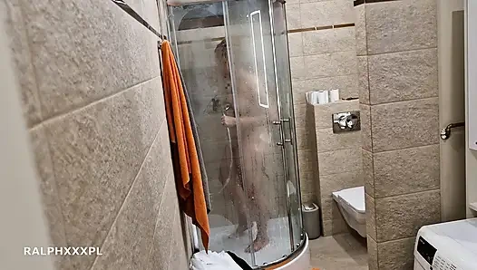 Üvey annemin duş alırken mastürbasyon yaparken izliyorum