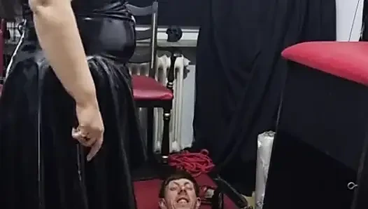 Xxl orta yaşlı seksi kadın domina köle domuzu köle domuz ile eğitiyor