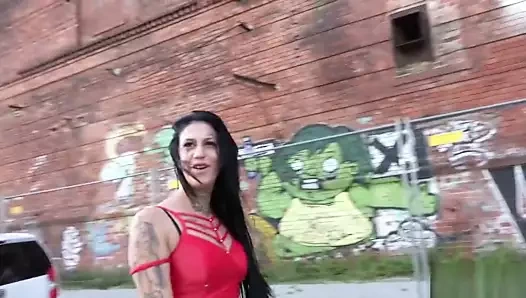 Gesichtstattoo Schlampe wird von Modelscout geprankt