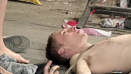 Ashton Kenzie ile yarakla oynuyor