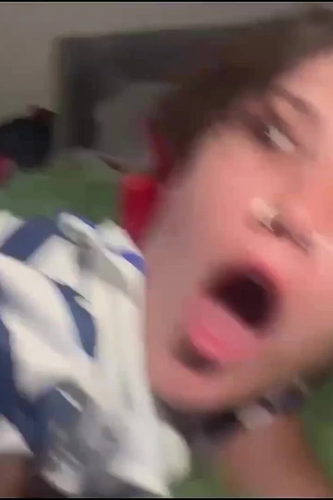 Kamera Arkası! Ahanu Reed ve Matt Bishop bir sahne çekerken böcekler tarafından yalanıyor!