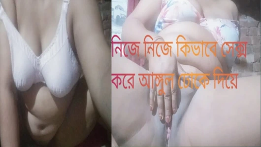 Çekici Hintli evli kadın parmaklarını çok sert oynatıyor.