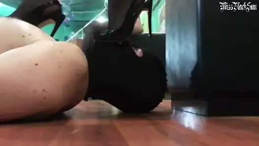 Missblacksun sigara öğürerek külotlu çorap