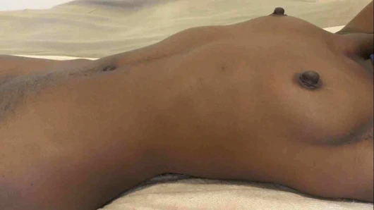 Minyon siyah genç becerdin ve dolu tarafından büyük beyaz horoz