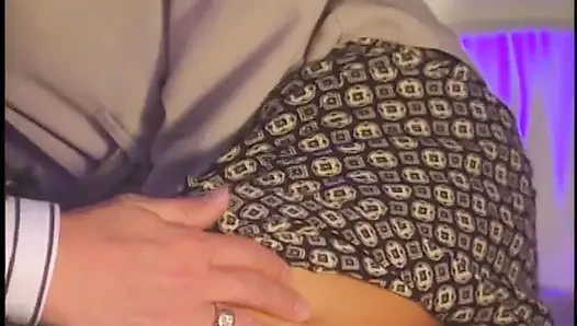 İri göğüslü orta yaşlı seksi kadın limuzinde macera istiyor