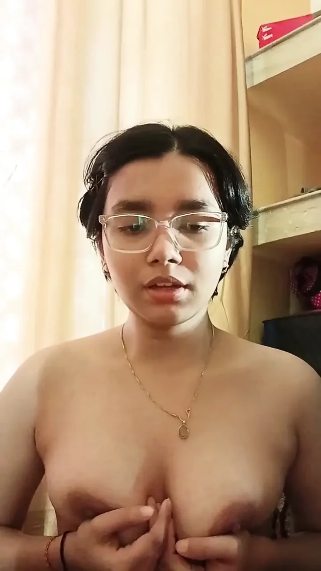 18+ Azgın Kız Arkadaş Vücudunu ve Büyük Memelerini Gösteriyor Desi Hint Bhabhi