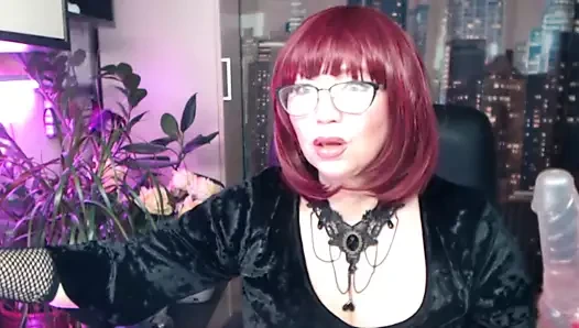 Gözlüklü çekici yaşlı bir fahişenin sert özel şovu!