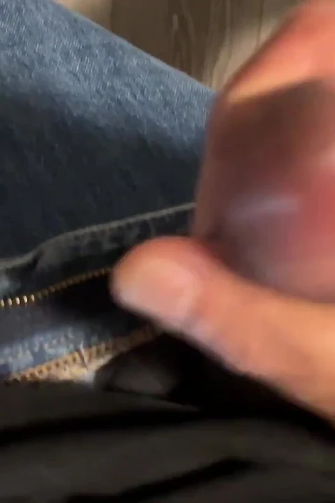 Sarsılmış ve okşuyor