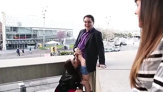 Genç Rebecca Volpetti andrea dipre'ye herkesin içinde sakso çekiyor