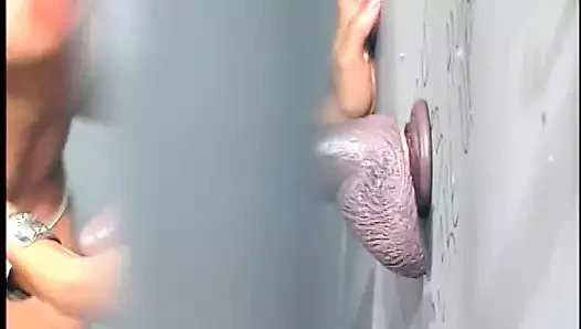 Yuvarlak götlü kaltak durmadan sikişmek istiyor