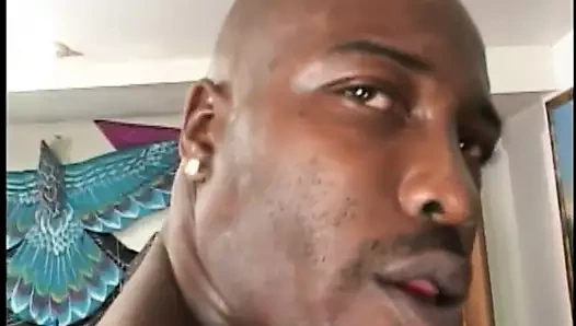 Siyah çift sıcak ve öfkeli seks eylem sırasında derin topları gitmek