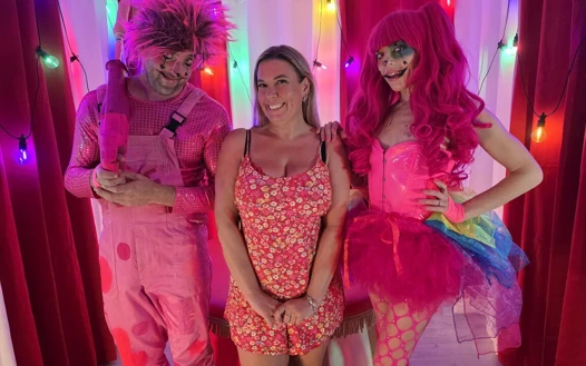 Maisie lewis pembe yarak çılgını palyaçolarla tanışıyor