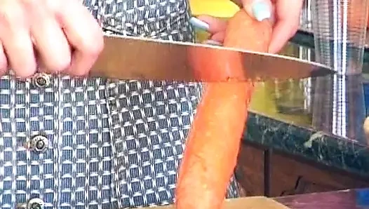 Almanya'dan ateşli sarışın bayan sebzeye ve amında sert bir yarağa bayılıyor