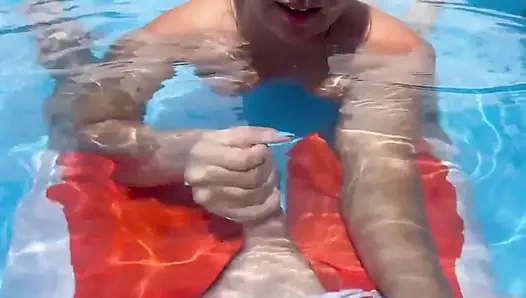 Sakso, havuzda elle muamele