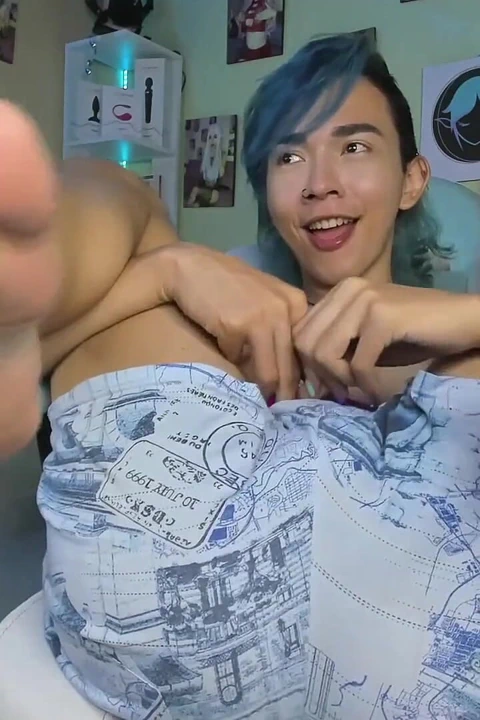 Kadın kılıklı sürtük yarağını titreşimlerle masaj yaparken sigara içiyor