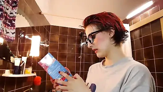 Saçımı kamerada tekrar kırmızıya boyatıyor
