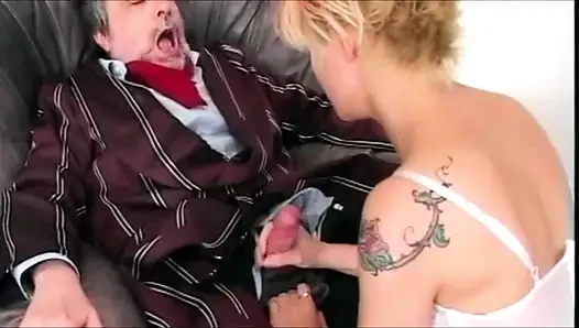 MILF ve profesör: koltukta güzel bir oral seks