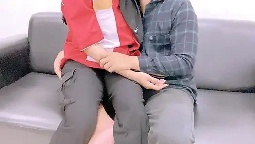 Benzin istasyonunda çalışma üniformalı bir kızı villaya davet edin, kız itaatkar