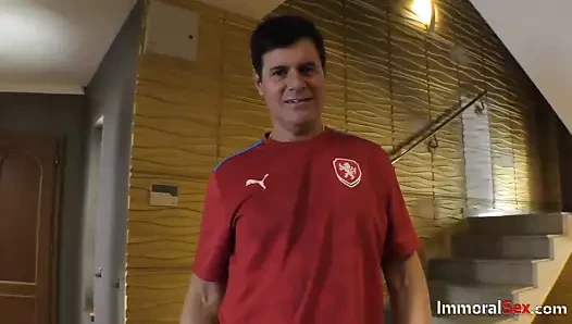 Porno hatun götünü siktiriyor