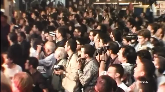 Heyecanlı erkeklerle çevrili edepsiz kız vahşice grup seks yapıyor